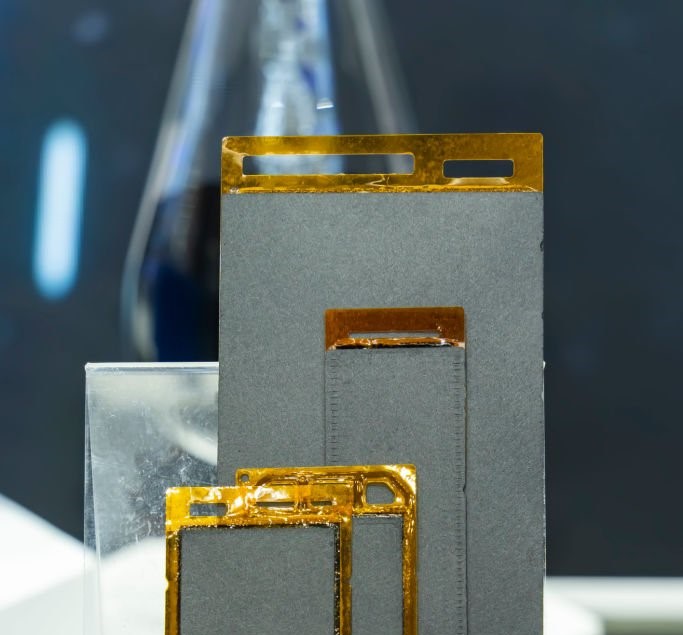 Cellules de piles à combustible soudées par impulsion, assurant une performance énergétique optimale pour les batteries hydrogène et lithium-ion.